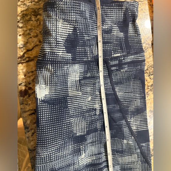 Sweaty Betty Navy and Light Gray Patterned Leggings - Picture 11 of 12